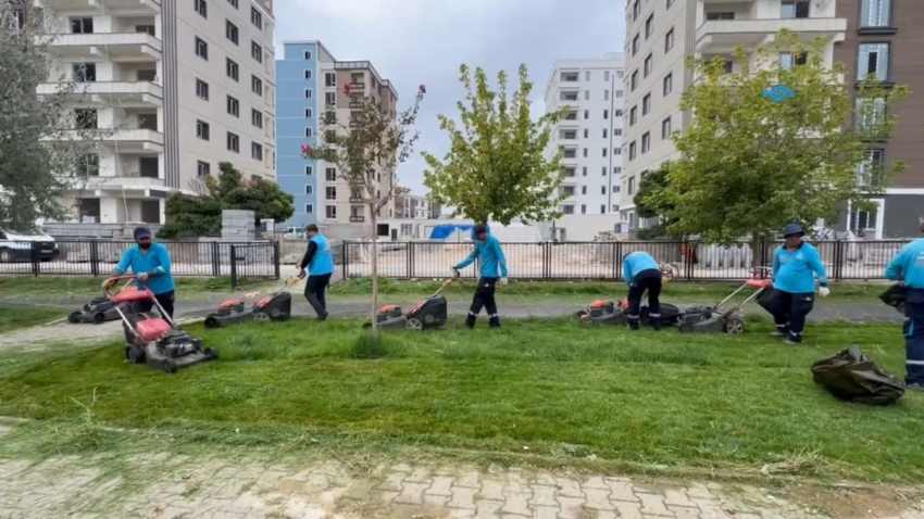 Adıyaman’da park ve bahçelerde sonbahar bakımı