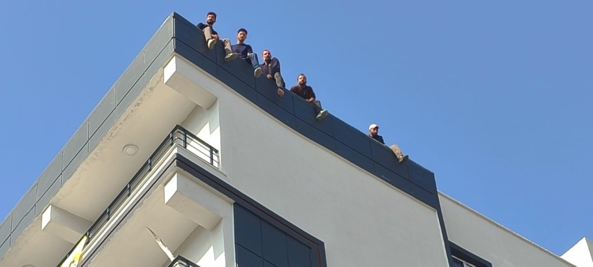 Adıyaman’da işçiler çatıya çıktı: Ekipler seferber oldu