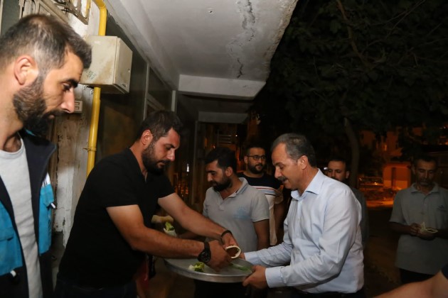 Belediye İşçilerine Çiğköfte İkramı