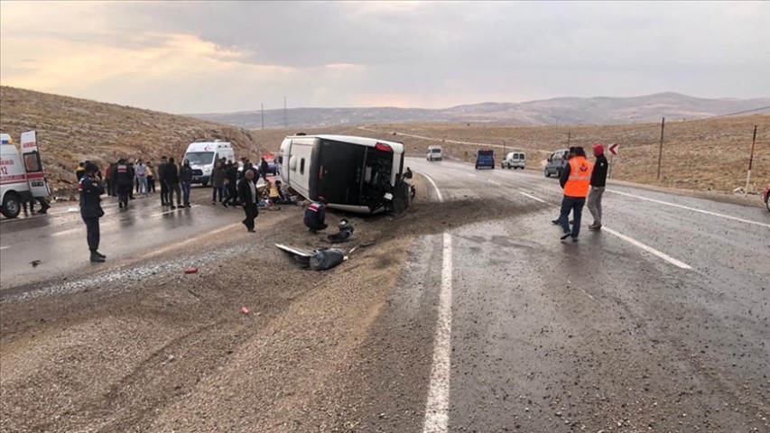 Otobüs Devrildi: 2 Ölü, 30 Yaralı 