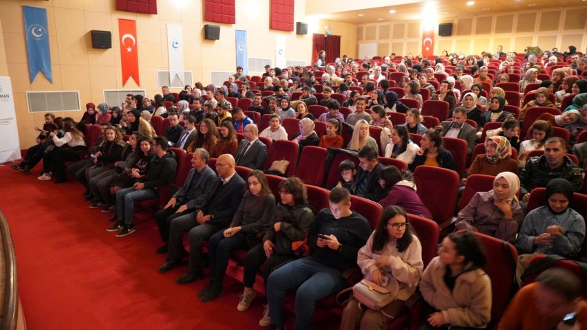 'Bir Adam Yaratmak' Sahnelendi