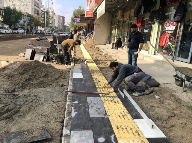Karapınar Caddesi'nin Kaldırımı Yenileniyor
