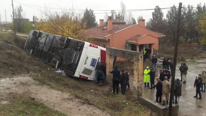 Yolcu Otobüsü Devrildi: 35 Yaralı
