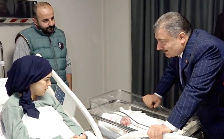 Bakan Koca, Yılın İlk Bebeğini Ziyaret Etti