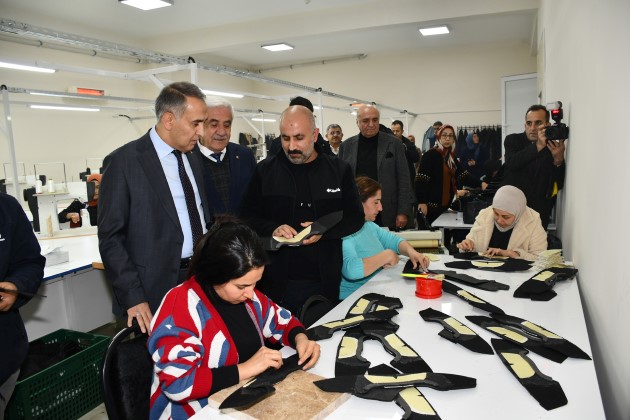 Vali Çuhadar Ayakkabı Atölyelerini Gezdi