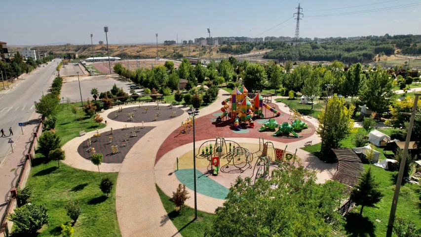Parklarda Bakım Çalışması Devam Ediyor