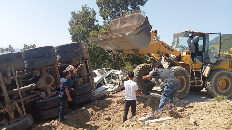 Kamyon Kalabalığa Daldı: 4 Ölü, 25 Yaralı