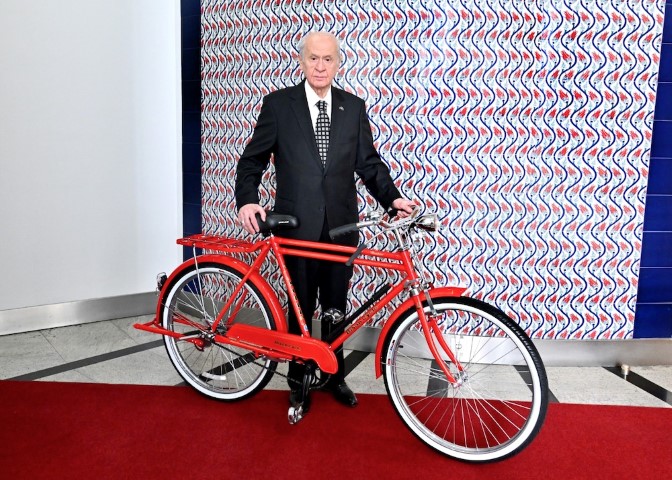 Bahçeli'den Bisikletli Kutlama