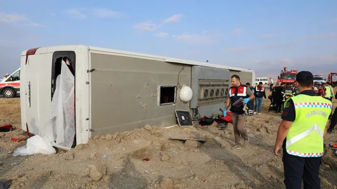 Yolcu Otobüsü Devrildi: 6 Ölü, 35 Yaralı