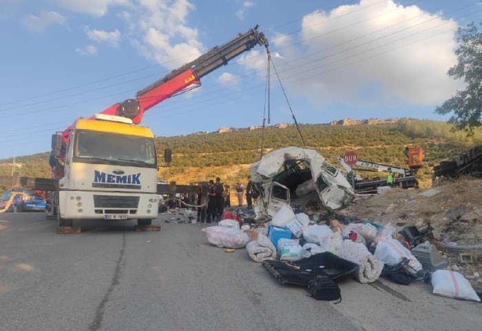 Çok Feci Kamyon Faciası: 5 Ölü, 17 Yaralı 