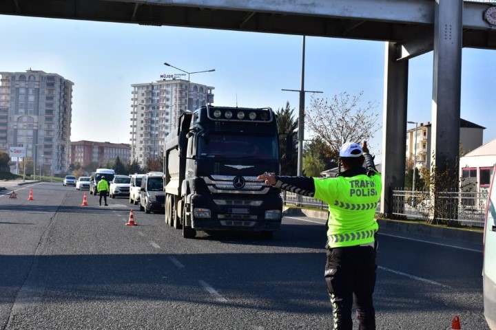 Polis Ekiplerinden Kış Lastiği Uygulaması