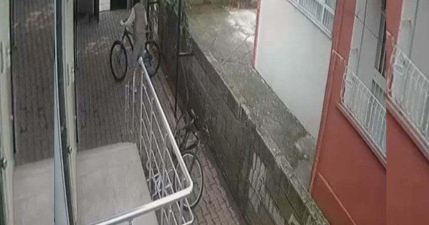Bisiklet Çalma Anı Kameraya Yansıdı 
