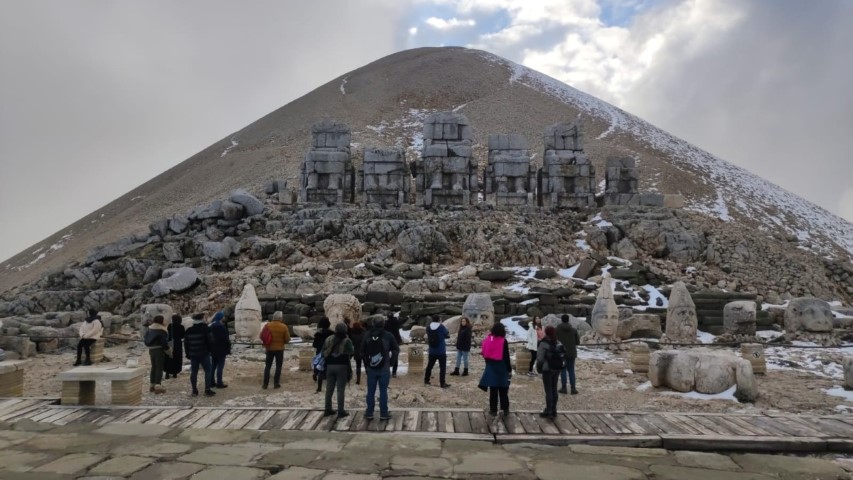 Soğuğa Aldırmadan Nemrut Dağına Tırmandılar 