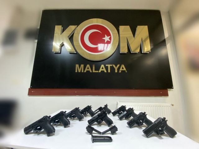 Hoparlörden Çıkan 10 Tabancaya 2 Gözaltı 