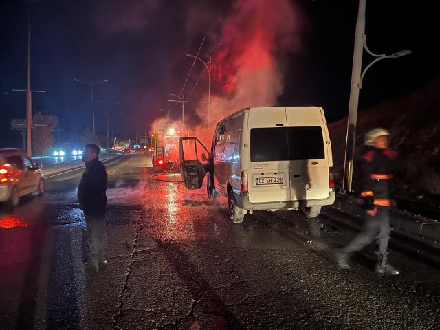 Seyir Halindeki Minibüs Alev Alev Yandı 