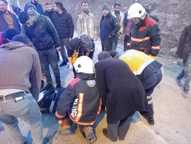 Ticari Araçla Motosiklet Çarpıştı: 2 Yaralı 