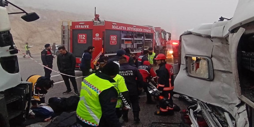 Otobüs ile Kamyon Çarpıştı: 4 Ölü, 36 Yaralı 