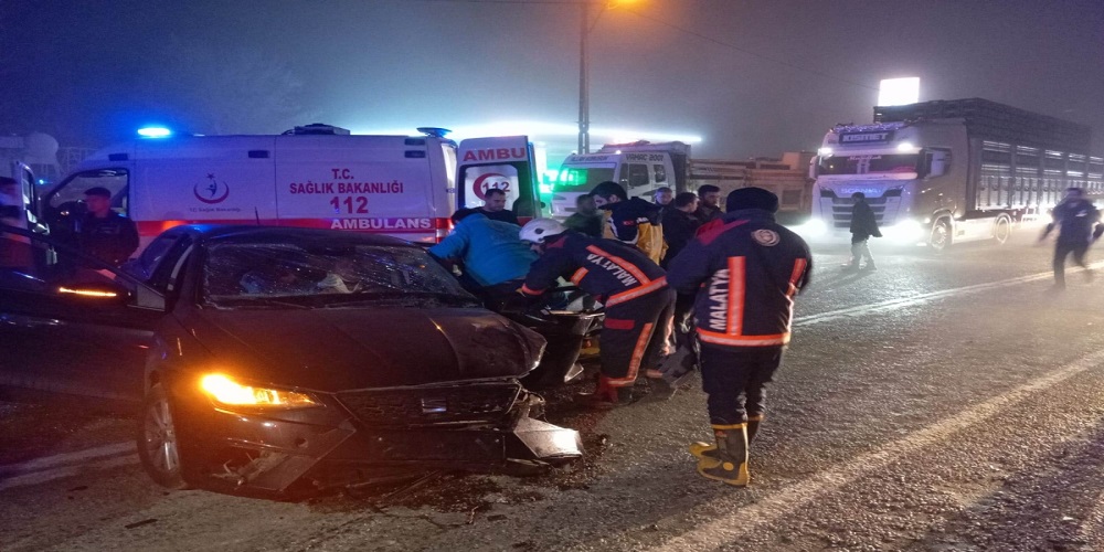 Otomobiller Çarpıştı: 1 Ölü, 5 Yaralı