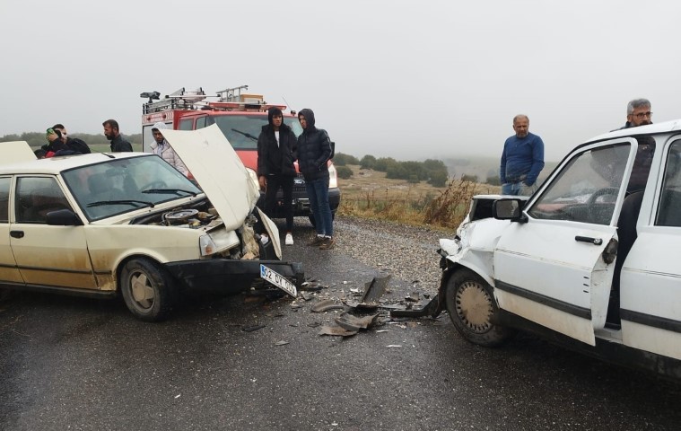 Besni'de İki Otomobil Çarpıştı: 5 Yaralı