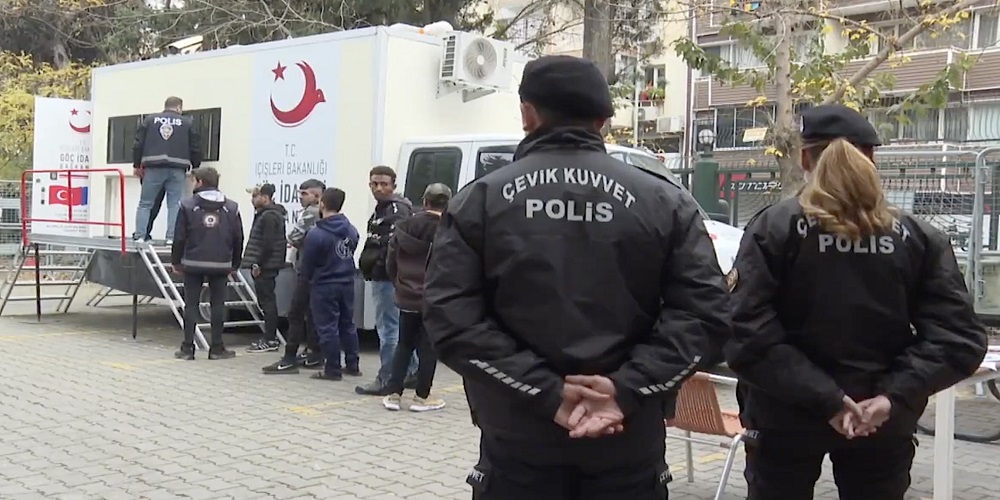 Dört Günde 2.155 Düzensiz Göçmen Yakalandı