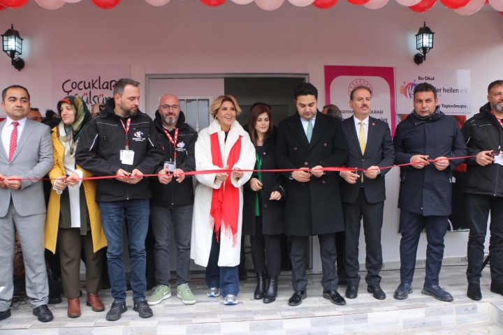Sanatçı Gülben Ergen Adıyaman'da Okul Açtı