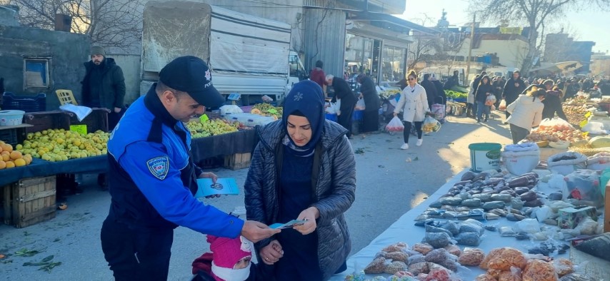 Polis Ekipleri Vatandaşları Bilgilendirdi