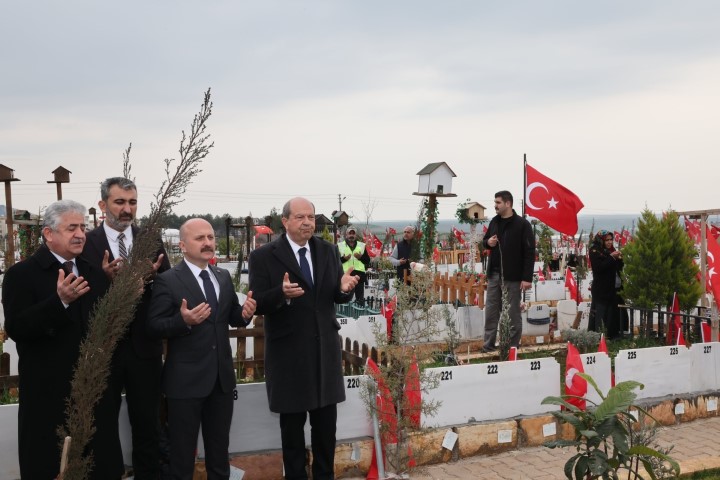 Deprem Şehitleri Kabristanı'nı Ziyaret Etti