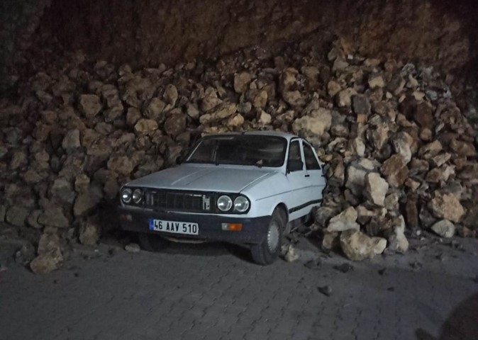 İstinat Duvarı Otomobillerin Üzerine Çöktü