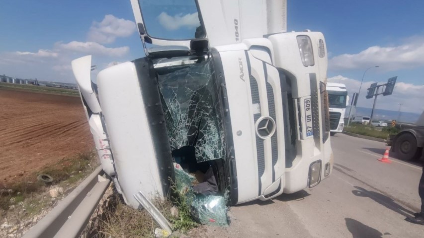 Beton Mikseri Devrildi, Sürücü Yaralandı