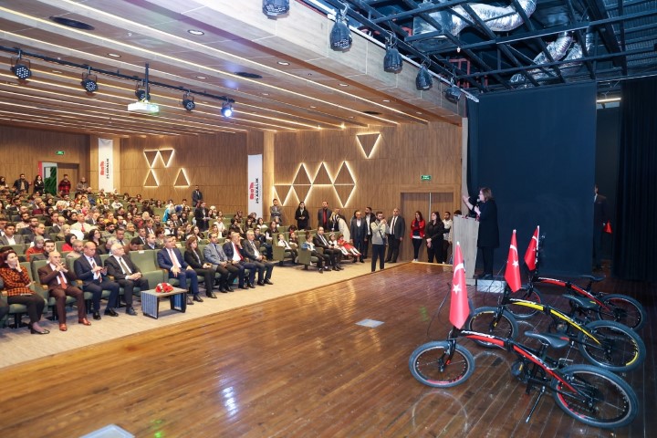 Öğrencilere Bisiklet Hediye Edildi