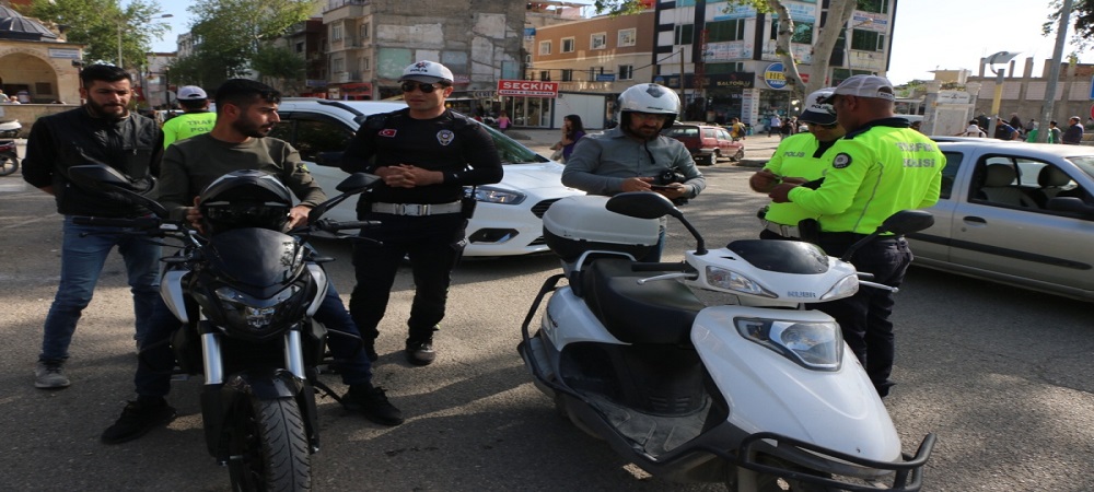 Motosiklet Sürücülerine Kask Uyarısı