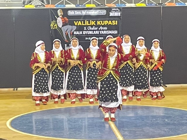Davul-Zurna Eşliğinde Ritmik Performans