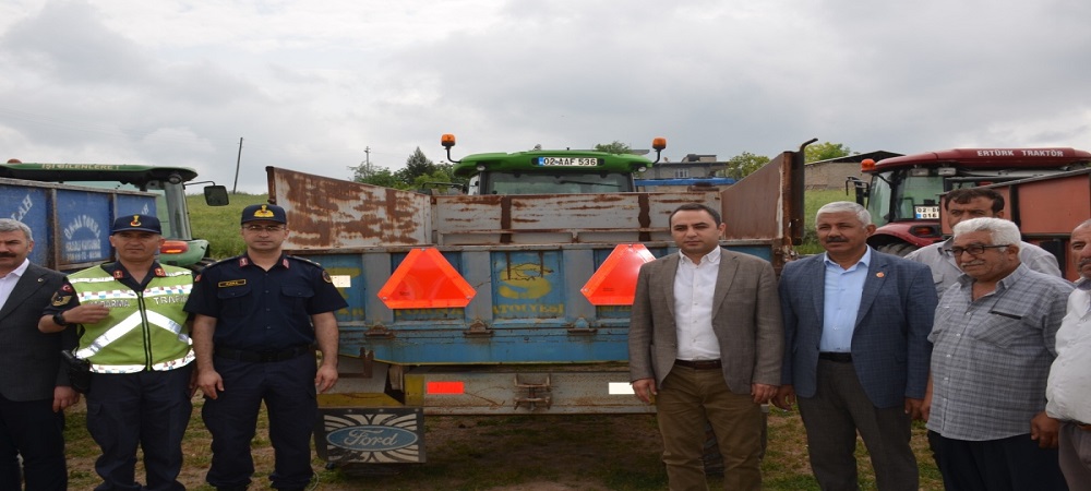 Besni'de Çiftçilere Reflektör Dağıtıldı