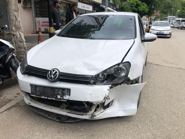 Motosikletler Otomobile Çarptı: 3 Yaralı 