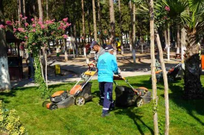 Adıyaman’da yeşil alanlar yaz sıcağına karşı korunuyor