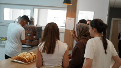 Öğrencilere kütüphanelerde simit ve poğaça ikramı